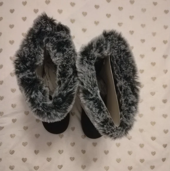 🔥3/$70 🎉S-HP🎉 *NWOT* FabKids Girl's Faux Fur Black and Gray Boots - Picture 4 of 8